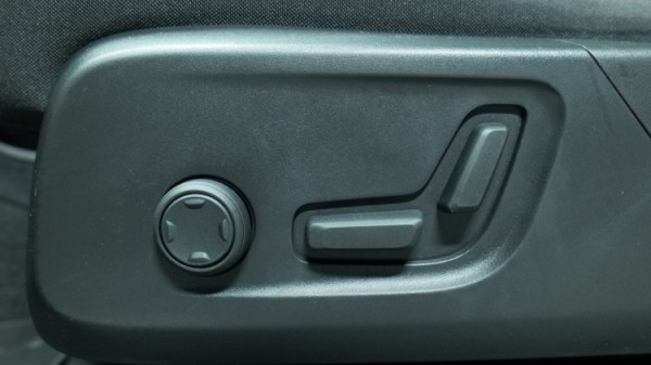 Esittelykuva Volvo XC40 täyssähköautosta.