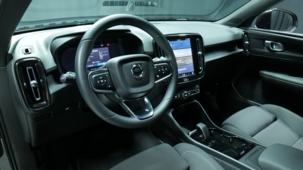 Esittelykuva Volvo XC40 täyssähköautosta.