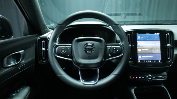 Esittelykuva Volvo XC40 täyssähköautosta.