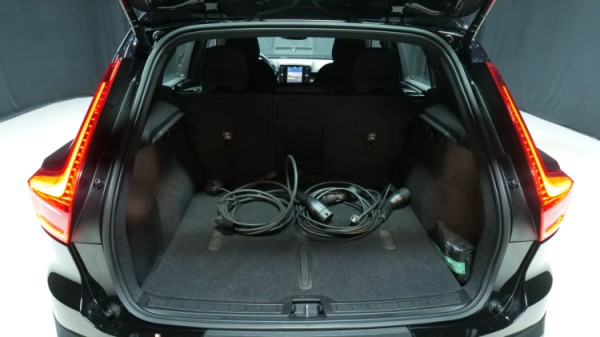 Esittelykuva Volvo XC40 täyssähköautosta.