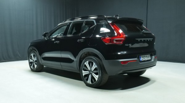 Esittelykuva Volvo XC40 täyssähköautosta.