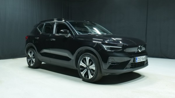 Esittelykuva Volvo XC40 täyssähköautosta.