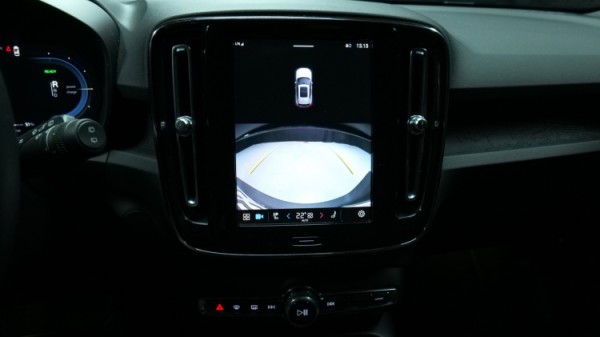 Esittelykuva Volvo XC40 täyssähköautosta.