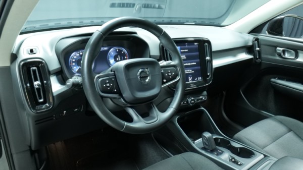 Esittelykuva Volvo XC40 dieselautosta.
