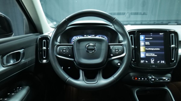 Esittelykuva Volvo XC40 dieselautosta.
