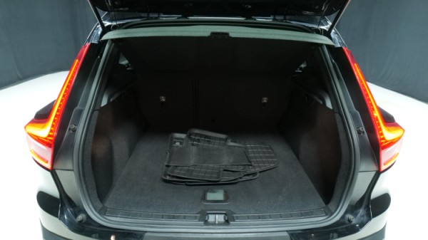 Esittelykuva Volvo XC40 dieselautosta.