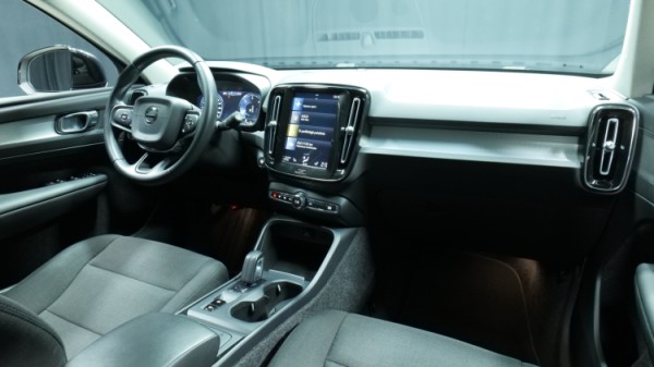Esittelykuva Volvo XC40 dieselautosta.