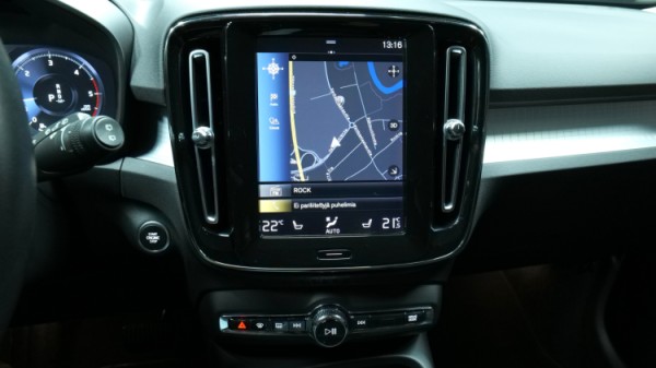 Esittelykuva Volvo XC40 dieselautosta.