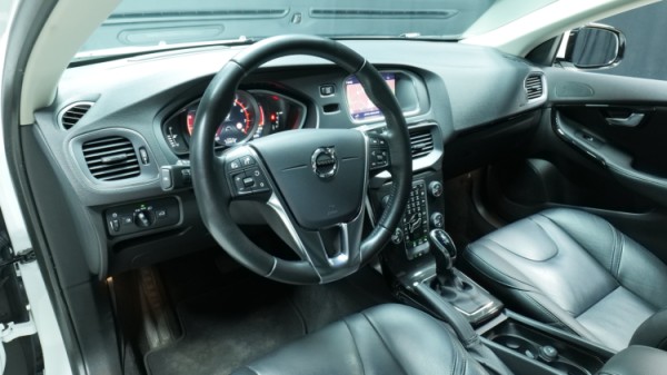 Esittelykuva Volvo V40 bensiiniautosta.