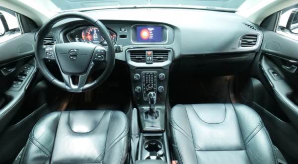 Esittelykuva Volvo V40 bensiiniautosta.