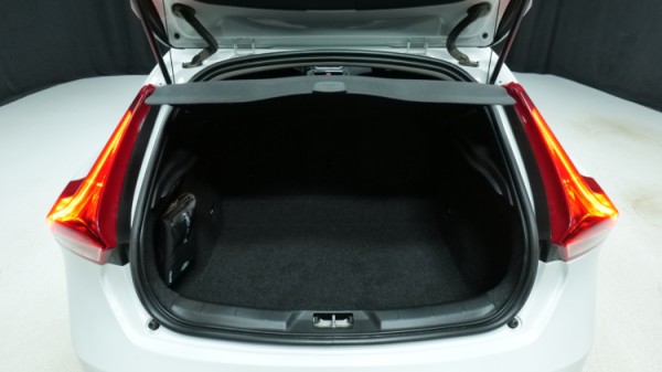 Esittelykuva Volvo V40 bensiiniautosta.