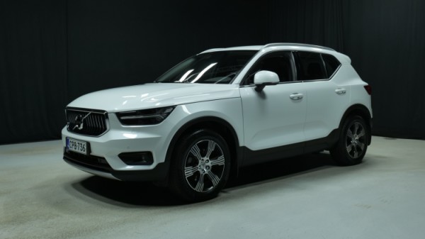 Esittelykuva Volvo XC40 kevythybridiautosta.