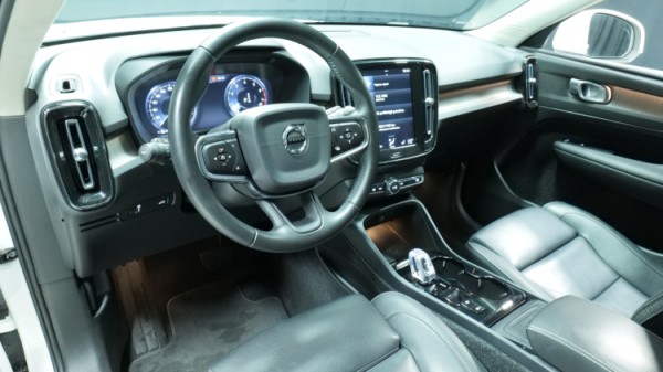 Esittelykuva Volvo XC40 kevythybridiautosta.