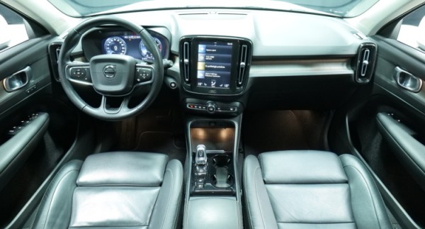 Esittelykuva Volvo XC40 kevythybridiautosta.