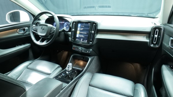 Esittelykuva Volvo XC40 kevythybridiautosta.