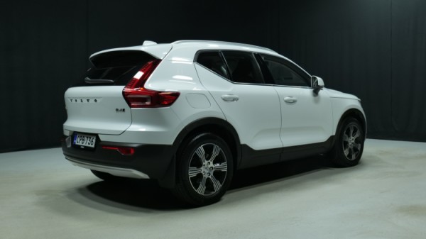 Esittelykuva Volvo XC40 kevythybridiautosta.