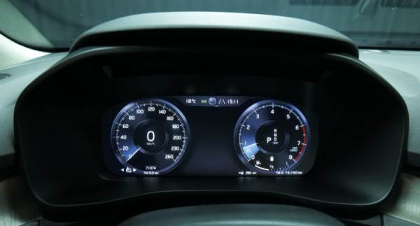Esittelykuva Volvo XC40 kevythybridiautosta.