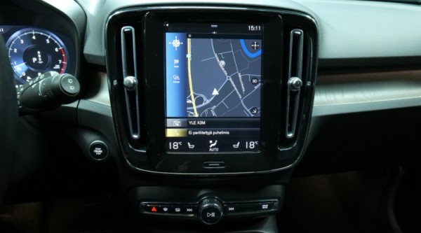 Esittelykuva Volvo XC40 kevythybridiautosta.