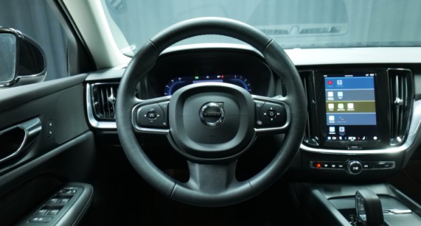 Esittelykuva Volvo V60 kevythybridiautosta.