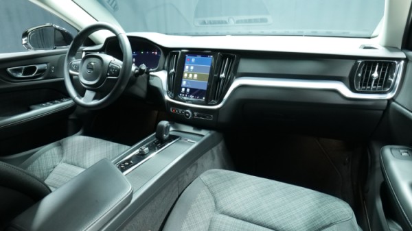 Esittelykuva Volvo V60 kevythybridiautosta.