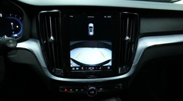 Esittelykuva Volvo V60 kevythybridiautosta.