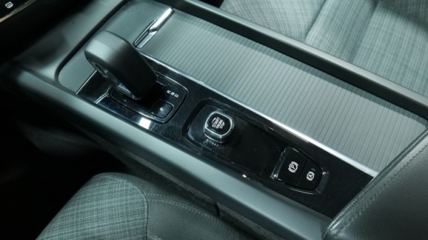 Esittelykuva Volvo V60 kevythybridiautosta.