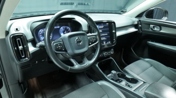 Esittelykuva Volvo XC40 bensiiniautosta.