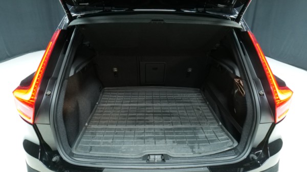Esittelykuva Volvo XC40 bensiiniautosta.