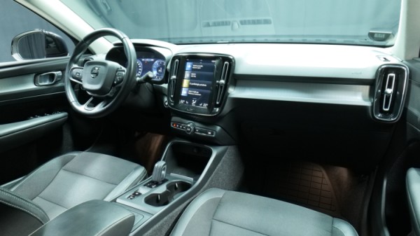 Esittelykuva Volvo XC40 bensiiniautosta.