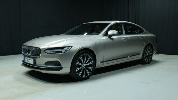 Esittelykuva Volvo S90 kevythybridiautosta.