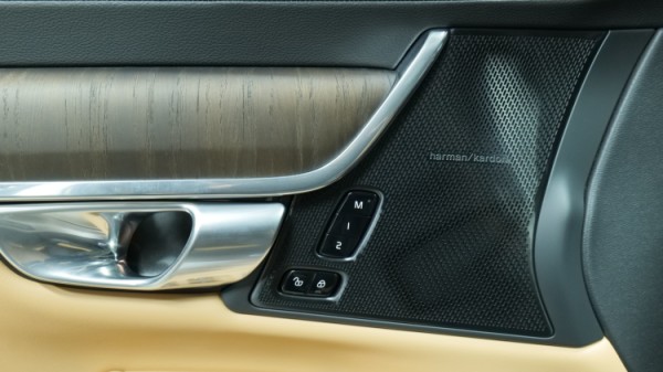 Esittelykuva Volvo S90 kevythybridiautosta.