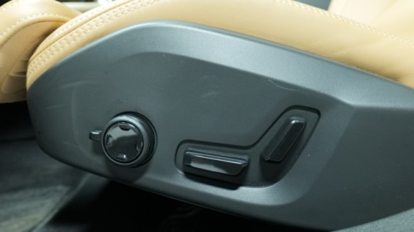 Esittelykuva Volvo S90 kevythybridiautosta.