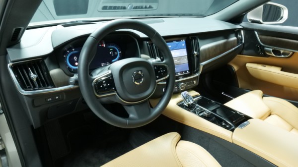 Esittelykuva Volvo S90 kevythybridiautosta.