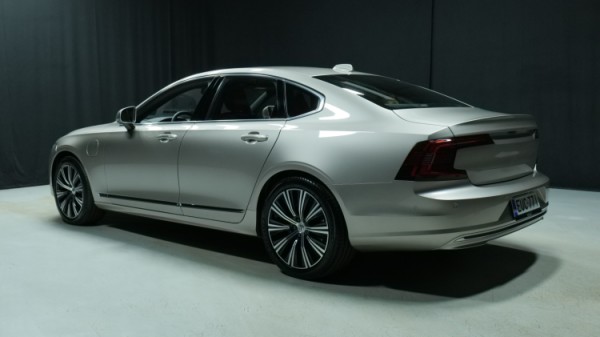 Esittelykuva Volvo S90 kevythybridiautosta.