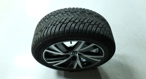 Esittelykuva Volvo S90 kevythybridiautosta.