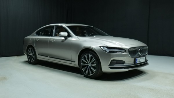 Esittelykuva Volvo S90 kevythybridiautosta.