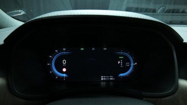 Esittelykuva Volvo S90 kevythybridiautosta.