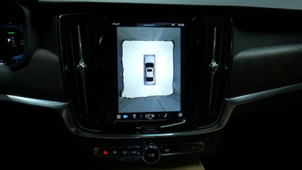 Esittelykuva Volvo S90 kevythybridiautosta.