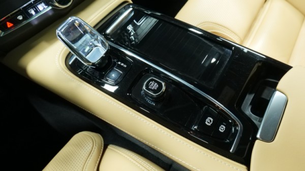 Esittelykuva Volvo S90 kevythybridiautosta.