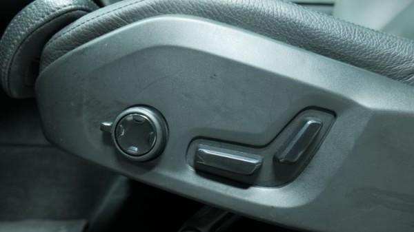 Esittelykuva Volvo XC60 kevythybridiautosta.
