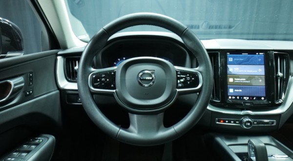 Esittelykuva Volvo XC60 kevythybridiautosta.