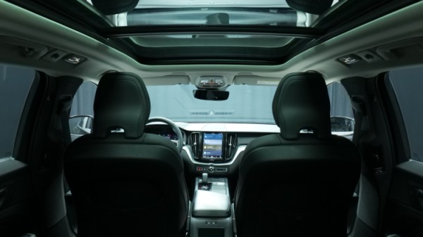 Esittelykuva Volvo XC60 kevythybridiautosta.