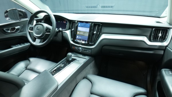 Esittelykuva Volvo XC60 kevythybridiautosta.