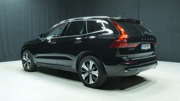 Esittelykuva Volvo XC60 kevythybridiautosta.