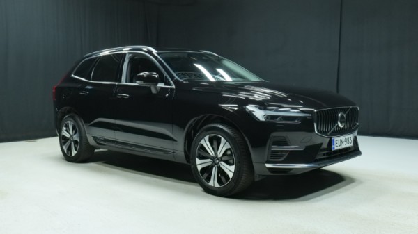 Esittelykuva Volvo XC60 kevythybridiautosta.