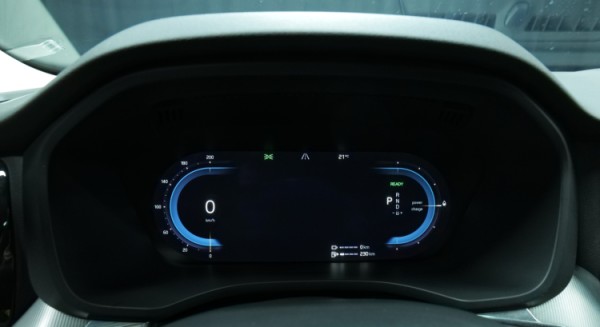 Esittelykuva Volvo XC60 kevythybridiautosta.