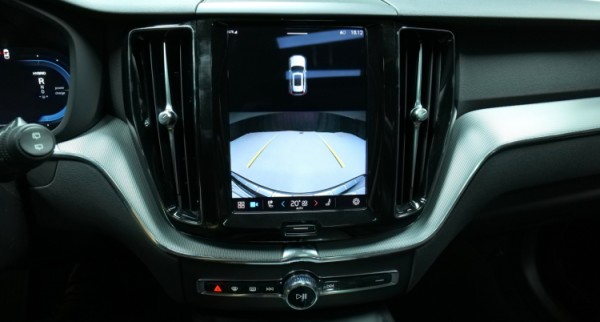 Esittelykuva Volvo XC60 kevythybridiautosta.