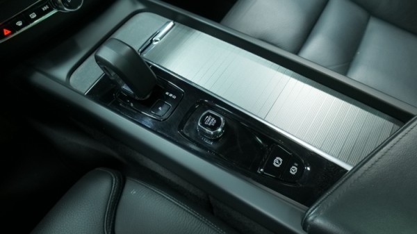 Esittelykuva Volvo XC60 kevythybridiautosta.
