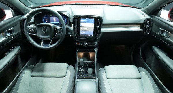 Esittelykuva Volvo XC40 bensiiniautosta.