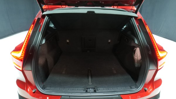 Esittelykuva Volvo XC40 bensiiniautosta.